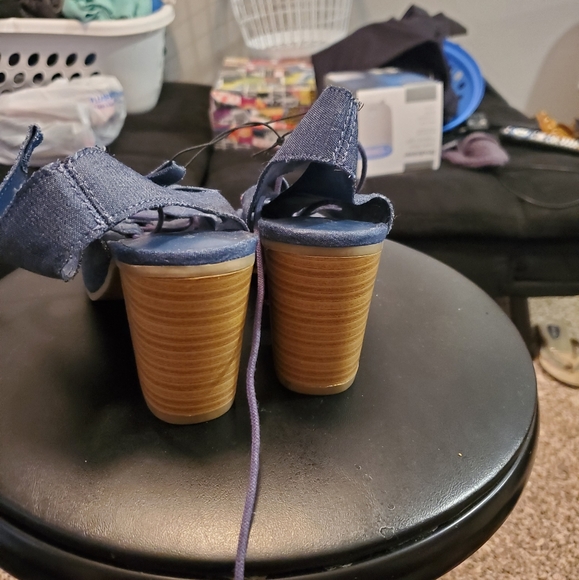 Heels - Picture 2 of 3